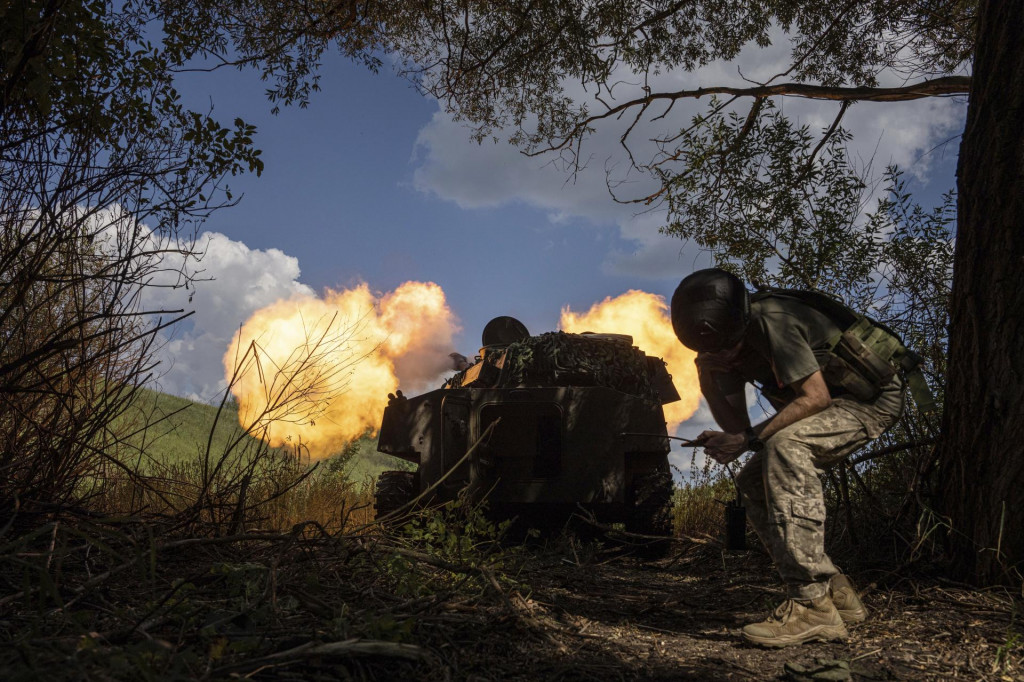 Príslušníci ukrajinského delostrelectva strieľajú na ruské sily na frontovej línii v Charkovskej oblasti. FOTO: TASR/AP
