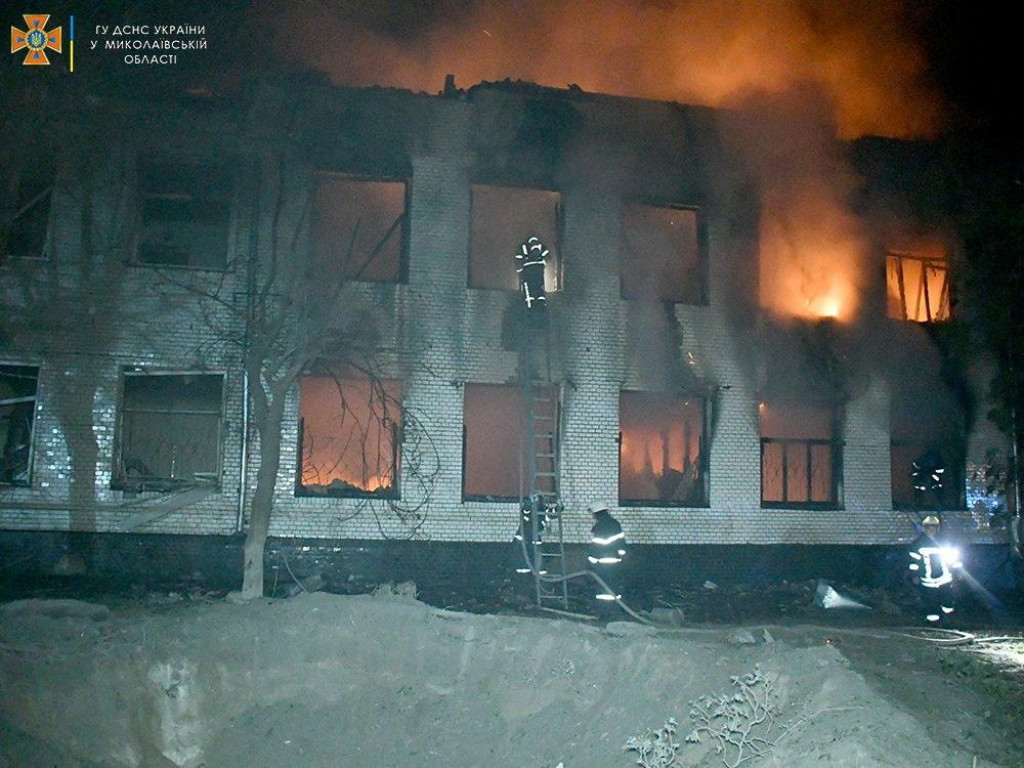 Záchranári hasia požiar, ktorý vznikol po ostreľovaní, v mykolajivskej ambulancii. FOTO: Reuters