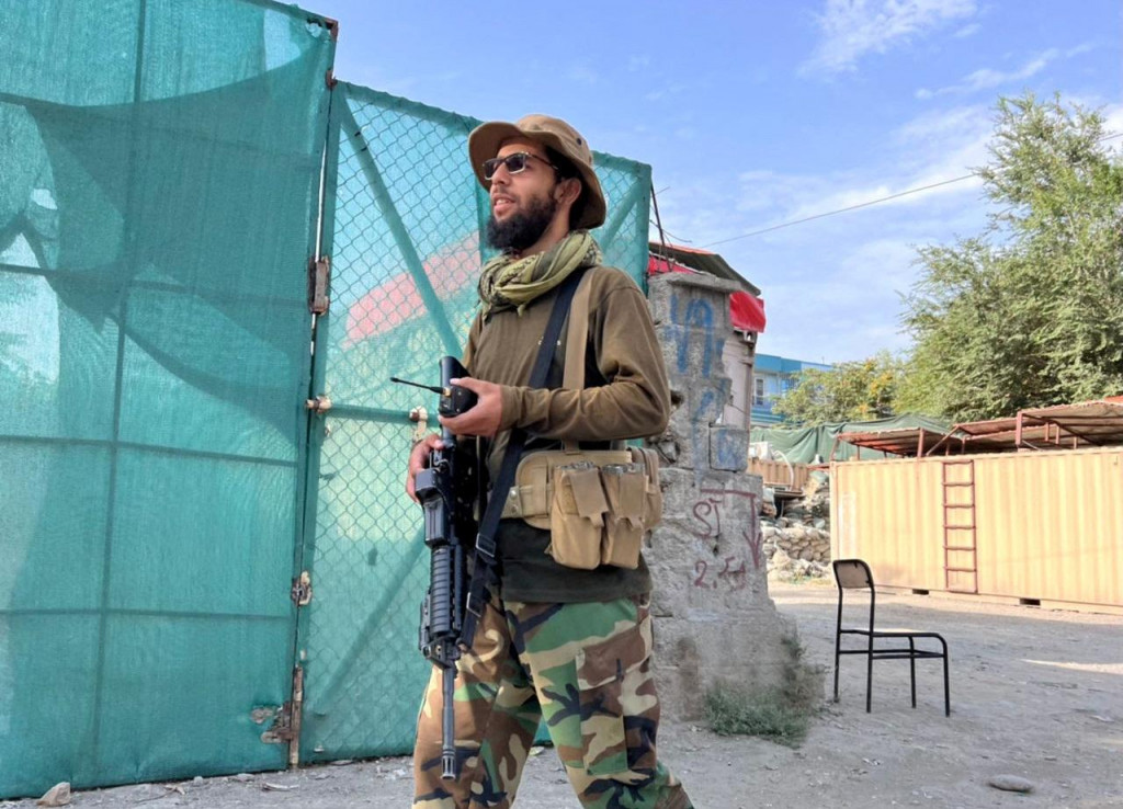 Bojovník Talibanu stráži v Kábule neďaleko miesta, kde bol počas víkendu zabitý vodca al-Kájdy Ajmán al-Zawahirí. FOTO: Reuters