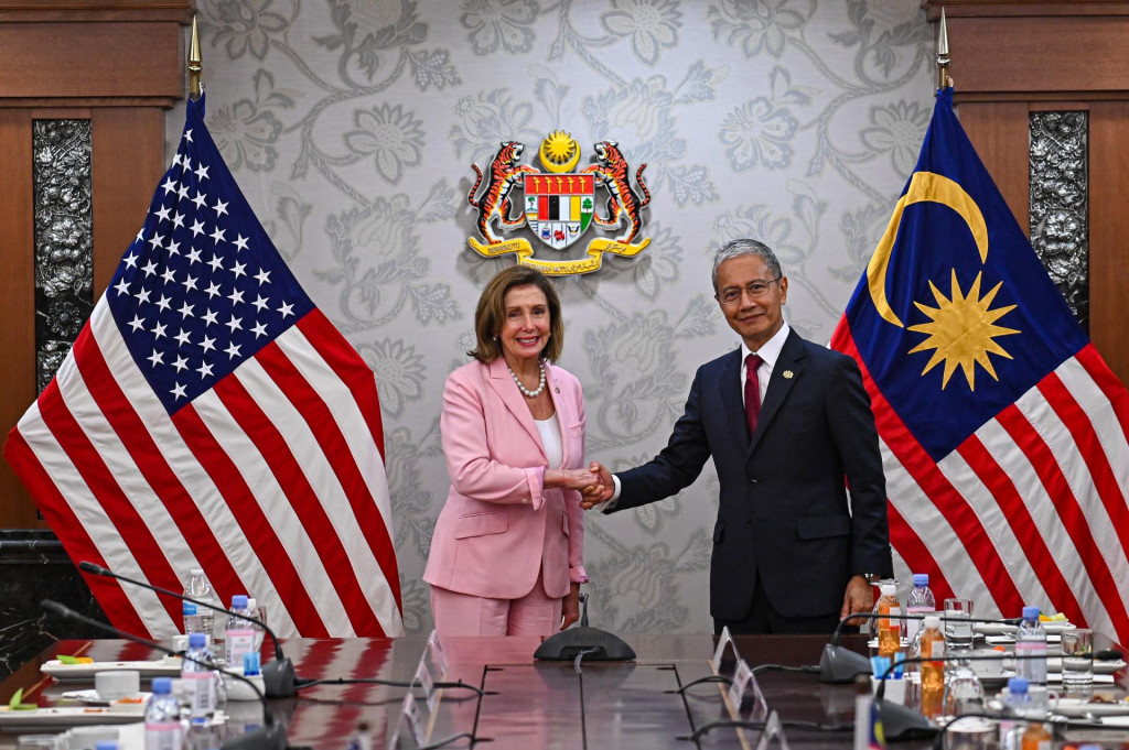 Predsedníčka Snemovne reprezentantov USA Nancy Pelosiová a malajzijský predseda parlamentu Azhar Azizan Harun. FOTO: TASR/AP

