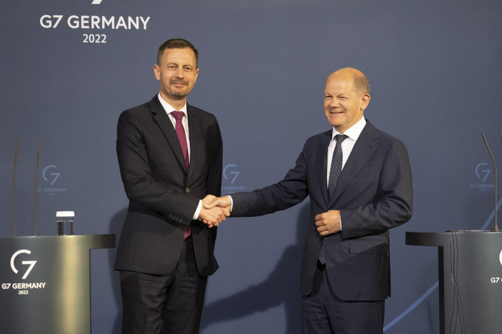 &lt;p&gt;Nemecký kancelár Olaf Scholz a slovenský premiér Eduard Heger. FOTO: TASR/Pavel Neubauer&lt;/p&gt;