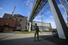 Ruský vojak hliadkuje v priestoroch Záporožskej atómovej elektrárene pri meste Enerhodar. FOTO: TASR/AP
