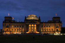 &lt;p&gt;Pohľad na budovu Reichstagu, sídla dolnej komory parlamentu. Počas noci je so zníženým osvetlením. FOTO: Reuters&lt;/p&gt;