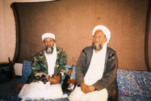 Bývalý vodca teroristickej skupiny al-Káida Usáma bin Ládin (naľavo) a jeho nástupca Ajmán Zavahrí (napravo). FOTO: Reuters
