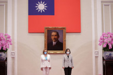 Nancy Pelosiová na stretnutí s taiwanskou prezidentkou Tsai Ing-wen v prezidentskej kancelárii v Tchaj-peji, 3. augusta 2022. FOTO: REUTERS
