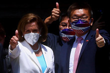 &lt;p&gt;Predsedníčka Snemovne reprezentantov USA Nancy Pelosiová vedľa legislatívneho viceprezidenta Yuan Tsai Chi-changa v Taipei. FOTO: Reuters&lt;/p&gt;