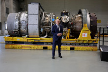 &lt;p&gt;Nemecký kancelár OIaf Scholz stojí vedľa plynovej turbíny, ktorá má byť prepravená do kompresorovej stanice plynovodu Nord Stream 1. FOTO: Reuters&lt;/p&gt;