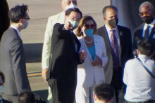 &lt;p&gt;Nancy Pelosiová hovorí s taiwanským ministrom zahraničných vecí pred nástupom do lietadla na letisku Taipei Songshan v Taipei. FOTO: Reuters TV&lt;/p&gt;
