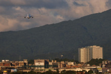 Lietadlo s predsedníčkou Snemovne reprezentantov USA Nancy Pelosiovou odlieta z letiska Taipei Songshan v Taipei na Taiwane. FOTO: Reuters