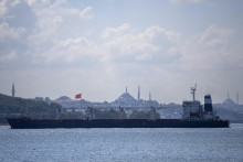 Nákladná loď Razoni sa plaví cez Bosporský prieliv po kontrole inšpektorov z koordinačného centra v Istanbule. FOTO: TASR/AP
