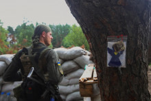 Člen ukrajinskej národnej gardy na pozícii blízko frontovej línie v Charkovskej oblasti. FOTO: Reuters