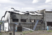 Zničená budova väznice v Olenivke v separatistami ovládanej časti východu Ukrajiny. FOTO: TASR/AP 
