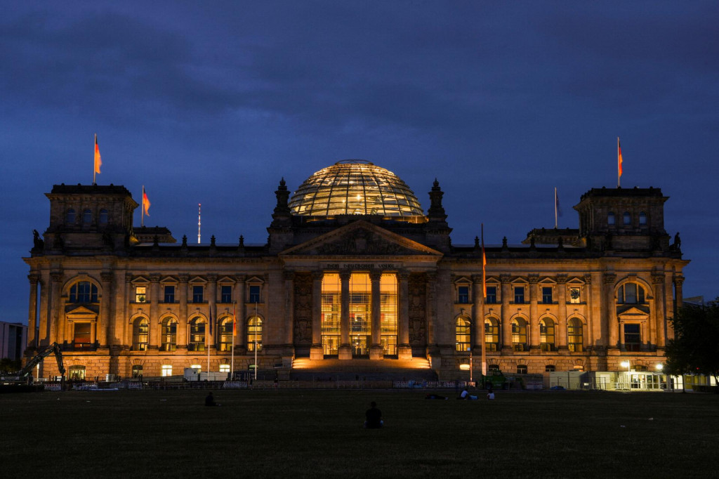 Pohľad na budovu Reichstagu, sídla dolnej komory parlamentu. Počas noci je so zníženým osvetlením. FOTO: Reuters