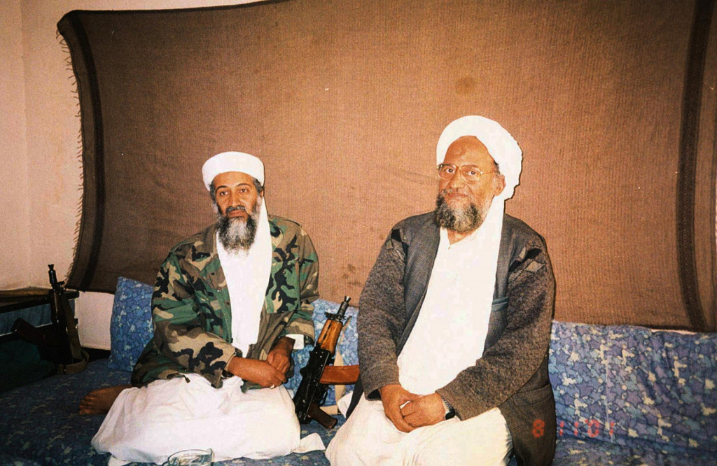 Bývalý vodca teroristickej skupiny al-Káida Usáma bin Ládin (naľavo) a jeho nástupca Ajmán Zavahrí (napravo). FOTO: Reuters