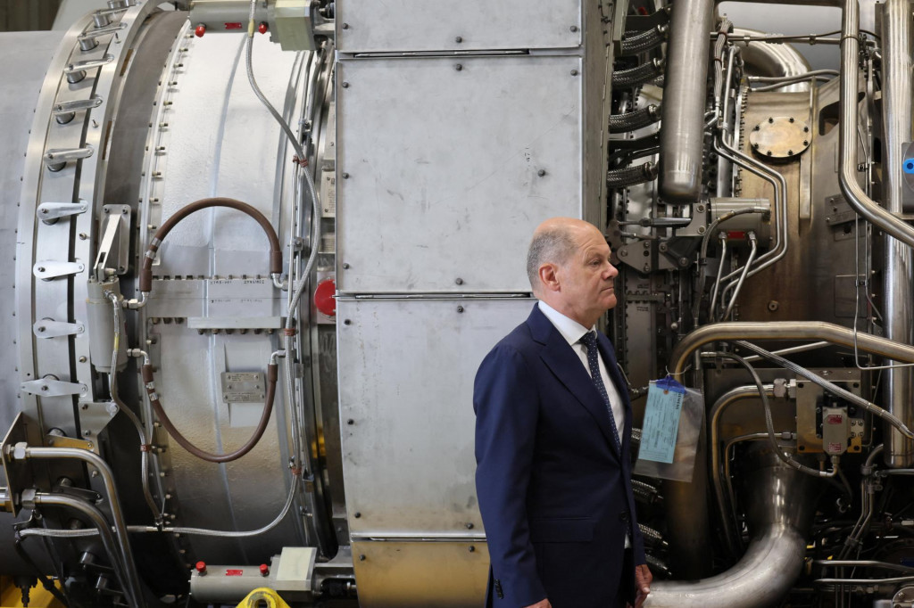Nemecký kancelár OIaf Scholz stojí vedľa turbíny, ktorá má byť prepravená do kompresorovej stanice plynovodu Nord Stream 1 v Rusku. FOTO: Reuters