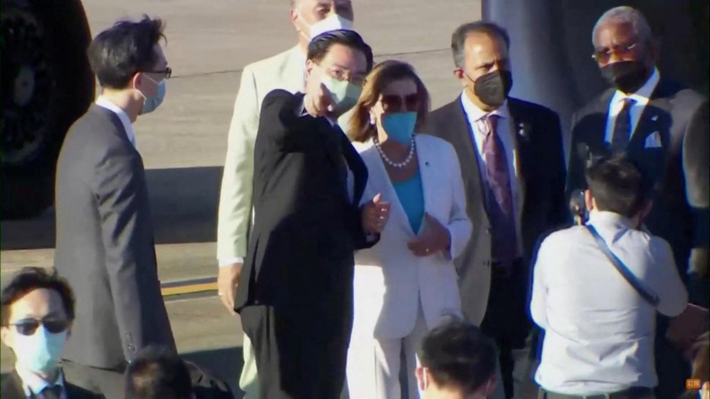 Nancy Pelosiová hovorí s taiwanským ministrom zahraničných vecí pred nástupom do lietadla na letisku Taipei Songshan v Taipei. FOTO: Reuters TV