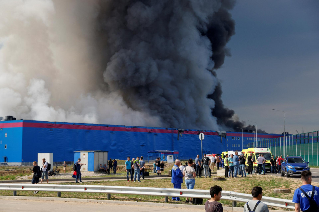 V okrese Istrinsky v Moskovskej oblasti v Rusku horí sklad e-commerce firmy Ozon. FOTO: Reuters