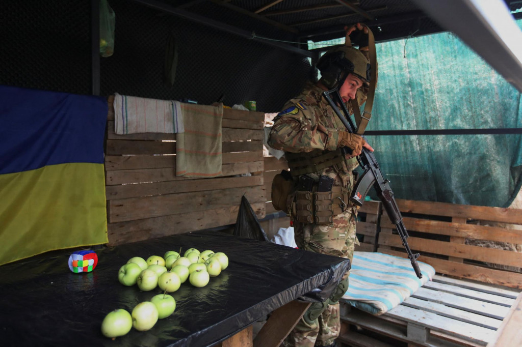 Člen ukrajinskej národnej gardy na pozícii blízko frontovej línie v Charkovskej oblasti. FOTO: Reuters