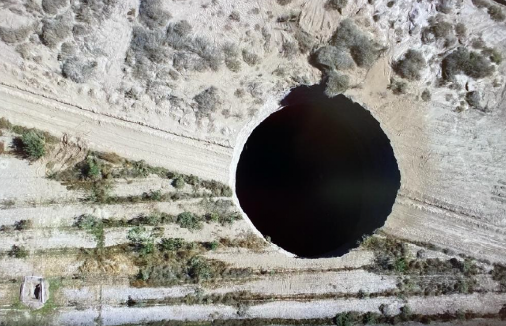 V Čile sa objavila obrovská diera v zemi.