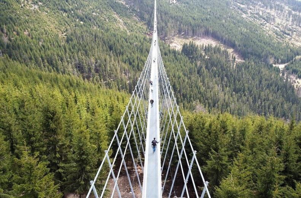 &lt;p&gt;Najdlhší visutý most na svete sa nachádza v Českej republike.&lt;/p&gt;
