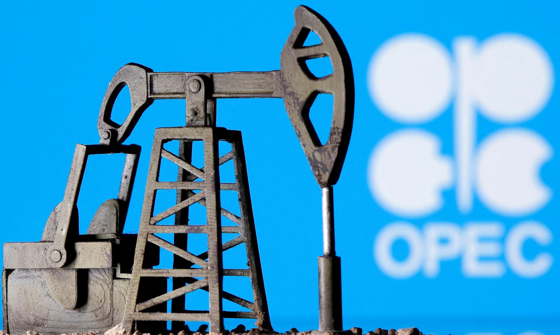 Ceny ropy ďalej klesajú. Zostúpili na úroveň z obdobia pred vojnou na Ukrajine