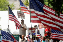 Ilustračná fotografia protestujúcich s americkými vlajkami vo Washingtone, USA, 18. júla 2022. FOTO: REUTERS