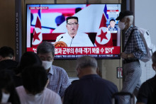 Ľudia sledujú na televźnej obrazovke prejav severokórejského vodcu Kim Čong-una. FOTO: TASR/AP