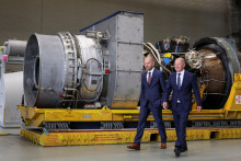 &lt;p&gt;Generálny riaditeľ Siemens Energy Christian Bruch a nemecký kancelár OIaf Scholz kráčajú vedľa plynovej turbíny, ktorá má byť prepravená do kompresorovej stanice Nord Stream 1. FOTO: Reuters&lt;/p&gt;