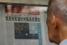 Článok Global Times o vojenských cvičeniach Čínskej ľudovej oslobodzovacej armády po návšteve predsedníčky Snemovne reprezentantov Nancy Pelosiovej na Taiwane. FOTO: Reuters