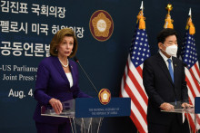 &lt;p&gt;Predsedníčka Snemovne reprezentantov Snemovne reprezentantov USA Nancy Pelosiová a predseda juhokórejského Národného zhromaždenia Kim Jin-pyo v Soule. FOTO: Reuters&lt;/p&gt;