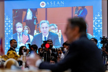 &lt;p&gt;Členovia médií sledujú prejav amerického šéfa diplomacie Antonyho Blinkena počas stretnutia členov ASEAN-u. FOTO: Reuters &lt;/p&gt;
