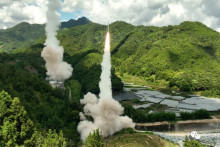 &lt;p&gt;Rakety dopadajúce neďaleko Taiwanu. FOTO: Reuters&lt;/p&gt;