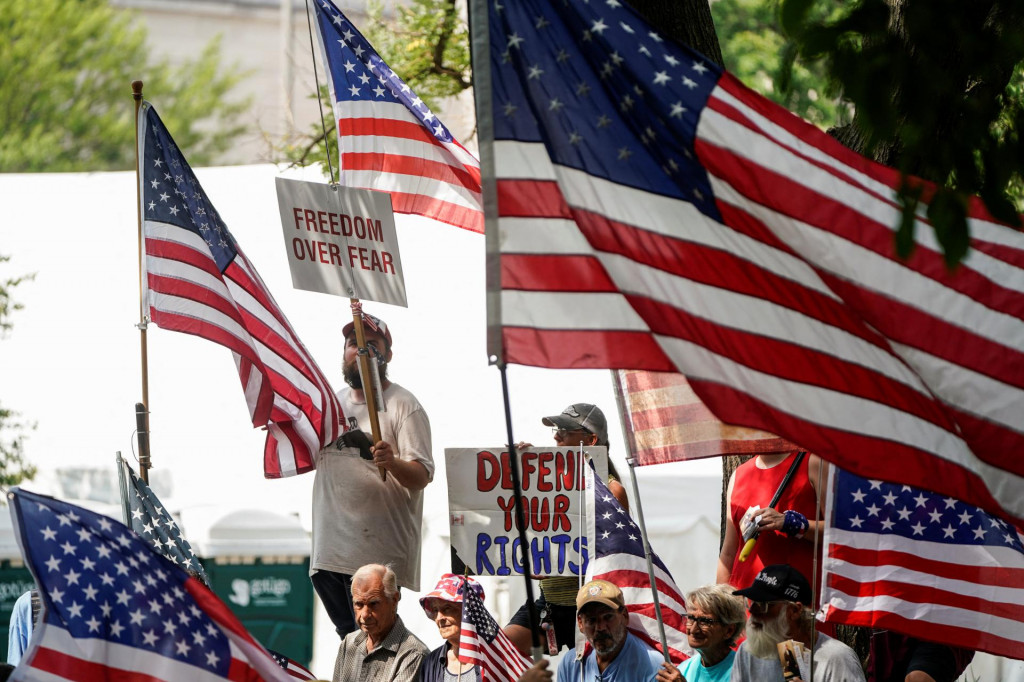 Ilustračn&aacute; fotografia protestuj&uacute;cich s americk&yacute;mi vlajkami vo Washingtone, USA, 18. j&uacute;la 2022. FOTO: REUTERS