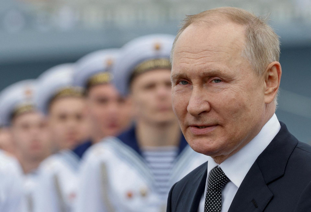 Ruský prezident Vladimir Putin počas prehliadky v deň námorníkov. FOTO: Reuters
