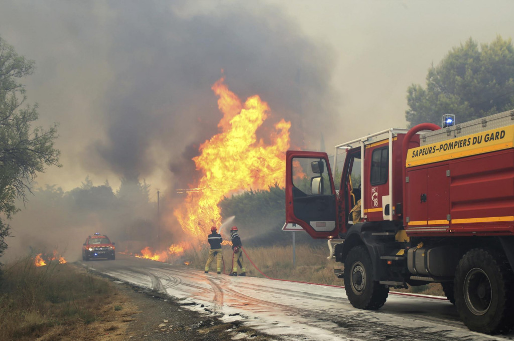 Rozsiahle požiare v dôsledku dlhotrvajúceho sucha trápia aj južné Francúzsko. FOTO: TASR/AP