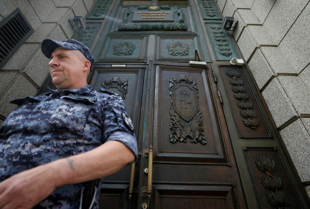 &lt;p&gt;Strážca pred súdom v Rusku. FOTO: Reuters&lt;/p&gt;