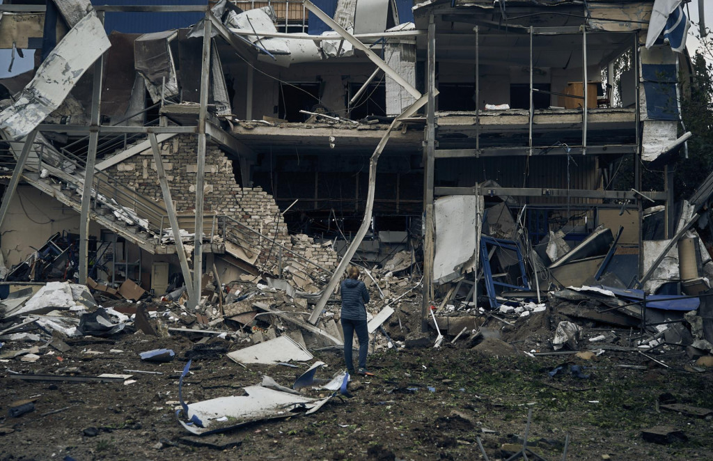 Žena stojí pred budovou zničenou pri nočnom bombardovaní v Mykolajive na juhu Ukrajiny. FOTO: TASR/AP