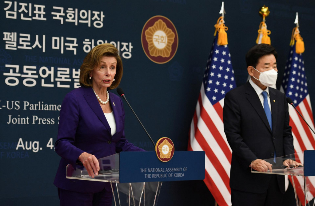 Predsedníčka Snemovne reprezentantov Snemovne reprezentantov USA Nancy Pelosiová a predseda juhokórejského Národného zhromaždenia Kim Jin-pyo v Soule. FOTO: Reuters