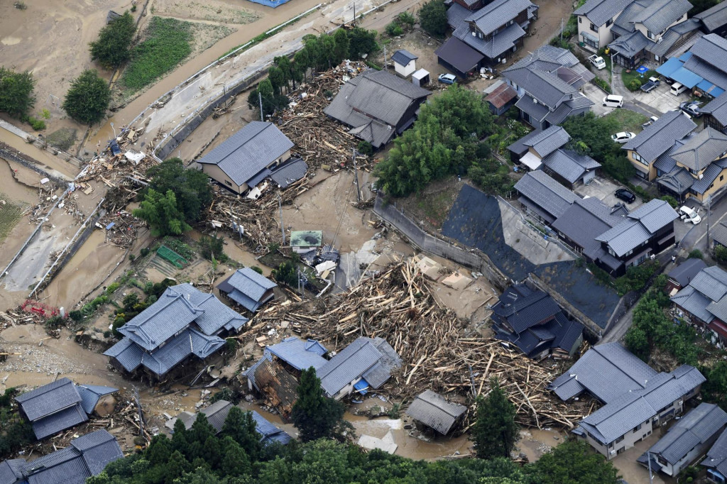 Letecký pohľad ukazuje trosky a zničené domy spôsobené bleskovou povodňou v dôsledku silných dažďov v Murakami. FOTO: Reuters/Kyodo