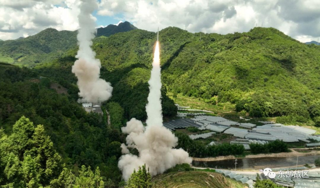 Rakety dopadajúce neďaleko Taiwanu. FOTO: Reuters
