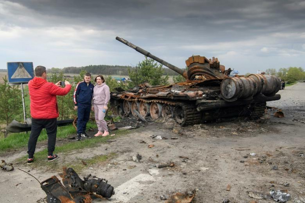 Spoločná fotografia pred zničeným ruským tankom. FOTO: Reuters