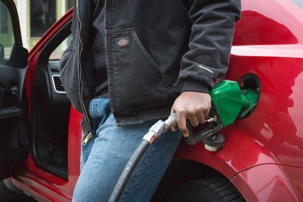 Vodičom na znižovanie cien palív stačilo počkať. FOTO: Reuters