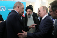 Ruský prezident Vladimir Putin, iránsky prezident Ebrahim Raisi a turecký prezident Tayyip Erdogan sa rozprávajú po tlačovej konferencii v Teheráne. FOTO: Reuters