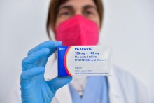 Dr. Cesira Nencioni, riaditeľka pre infekčné choroby v nemocnici Misericordia, drží tabletku Paxlovid na liečbu koronavírusu. FOTO: Reuters