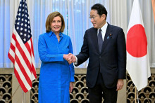 Predsedníčka Snemovne reprezentantov USA Nancy Pelosiová si podáva ruku s japonským premiérom Fumiom Kišidom. FOTO: Reuters