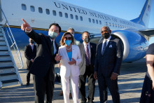 &lt;p&gt;Predsedníčka Snemovne reprezentantov USA Nancy Pelosiová rokuje s taiwanským ministrom zahraničných vecí Josephom Wuom pred nástupom do lietadla na letisku Taipei. FOTO: Reuters &lt;/p&gt;