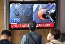 &lt;p&gt;Ľudia sledujú televíznu obrazovku, ktorá ukazuje živé zábery štartu rakety SpaceX Falcon 9 s prvou juhokórejskou lunárnou orbiterkou Danuri. FOTO: Twitter/Bloomberg &lt;/p&gt;
