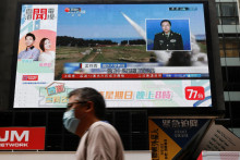 &lt;p&gt;Muž v Hongkongu prechádza okolo televíznej obrazovky vysielajúcej spravodajstvo o vojenských cvičeniach, ktoré spustila Čína v tesnej blízkosti Taiwanu. FOTO: Reuters&lt;/p&gt;