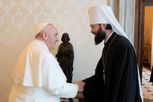 Pápež František sa stretáva s druhým najmocnejším vodcom Ruskej pravoslávnej cirkvi, biskupom Antonijom. FOTO: Reuters