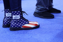 Americká vlajka na topánkach. FOTO: Reuters